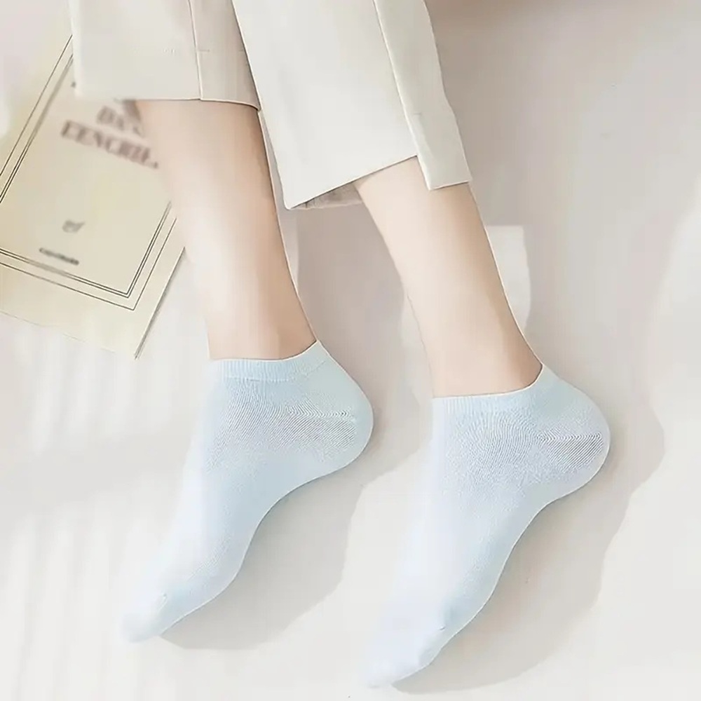 Reinforced Toe and Seamless Comfort Finish