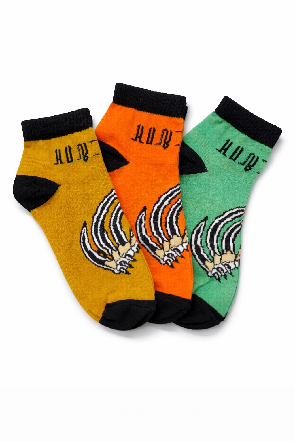 3 Pairs Men's Streetwear Gothic Dragon Claw Graphic Ankle Socks Flat Lay